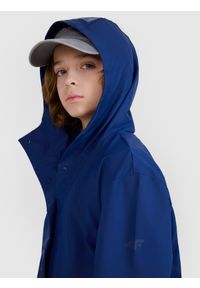 4f - 4F Kurtka przejściowa przeciwdeszczowa z gumową powłoką dziecięca - granatowa 158 (12-13 lat). Okazja: na co dzień. Typ kołnierza: kaptur. Kolor: niebieski. Materiał: guma. Wzór: gładki. Sezon: lato. Styl: sportowy, klasyczny, casual #2