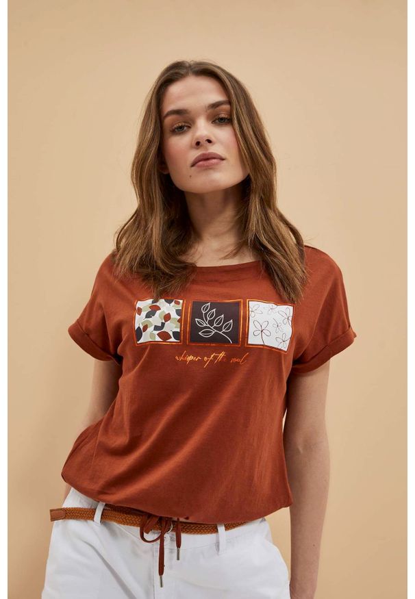 MOODO - Bawełniany t-shirt z nadrukiem brązowy. Kolor: brązowy. Materiał: bawełna. Wzór: nadruk