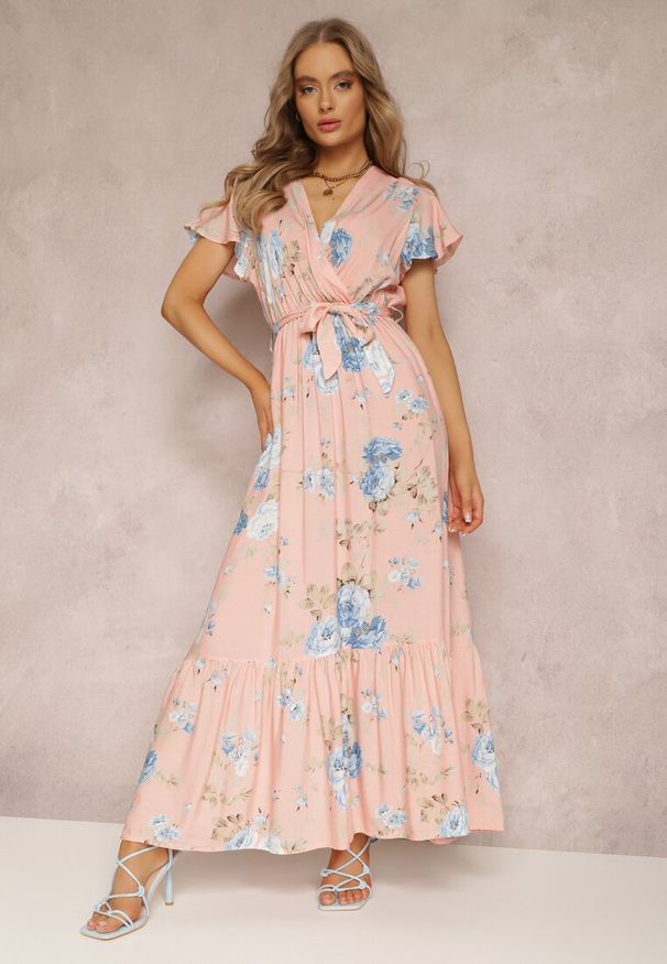 Renee - Jasnoróżowa Sukienka w Kwiaty o Kopertowym Kroju z Wiązanym Paskiem Iphene. Okazja: na imprezę, na co dzień. Typ kołnierza: dekolt w kształcie V. Kolor: różowy. Wzór: kwiaty. Typ sukienki: kopertowe. Materiał: materiał. Długość rękawa: krótki rękaw. Sezon: lato. Styl: casual, elegancki. Długość: maxi