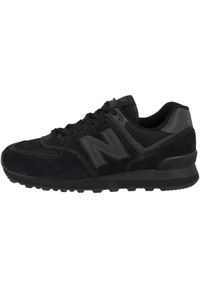 Buty do chodzenia męskie New Balance 574. Zapięcie: sznurówki. Kolor: wielokolorowy, czarny, szary. Materiał: guma, syntetyk, tkanina, materiał. Szerokość cholewki: normalna. Model: New Balance 574. Sport: turystyka piesza