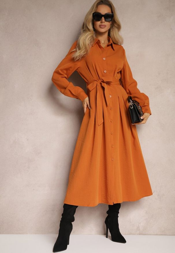 Renee - Pomarańczowa Koszulowa Sukienka Taliowana z Rozkloszowanym Dołem Nereira. Okazja: na co dzień. Kolor: pomarańczowy. Materiał: wiskoza, skóra. Typ sukienki: koszulowe. Styl: casual, klasyczny