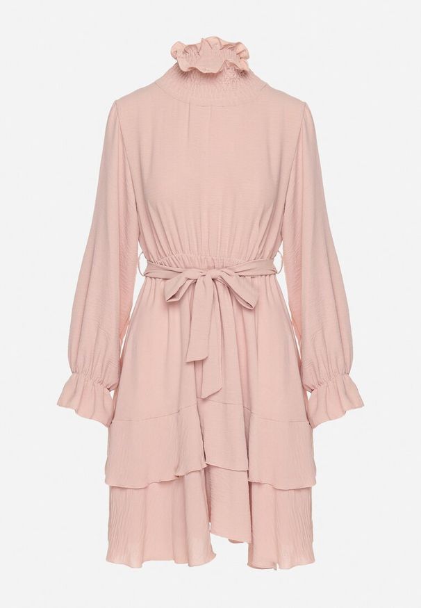 Born2be - Różowa Sukienka z Falbanami i Marszczonym Golfem z Dodatkowym Wiązanym Paskiem Savelina. Okazja: na imprezę. Typ kołnierza: golf. Kolor: różowy. Typ sukienki: rozkloszowane. Styl: elegancki, klasyczny