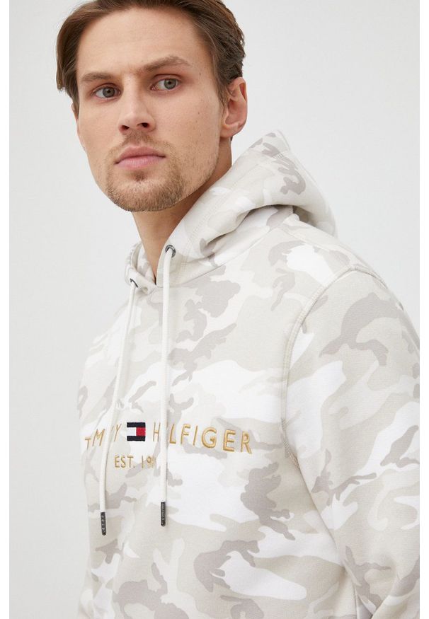 TOMMY HILFIGER - Tommy Hilfiger bluza męska kolor beżowy z kapturem z aplikacją. Okazja: na co dzień. Typ kołnierza: kaptur. Kolor: beżowy. Materiał: materiał, bawełna. Wzór: aplikacja. Styl: casual