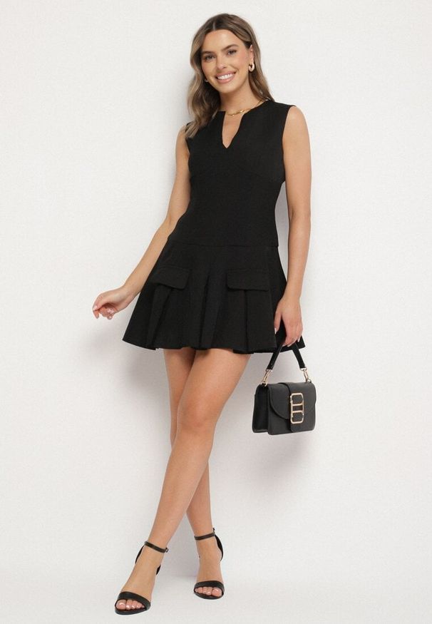 Born2be - Czarna Rozkloszowana Sukienka z Wycięciem przy Dekolcie Atarinea. Okazja: na co dzień. Kolor: czarny. Wzór: aplikacja. Typ sukienki: proste. Styl: casual