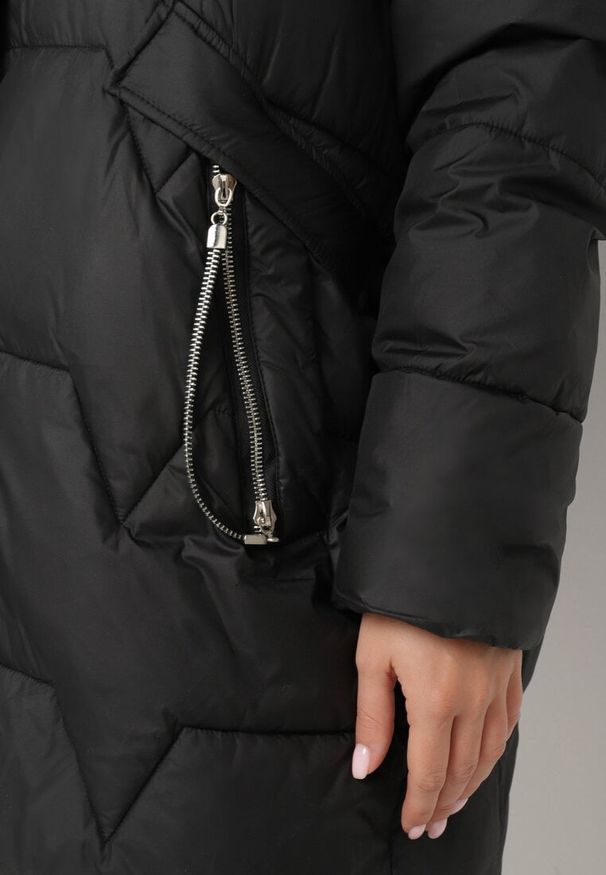 Born2be - Czarna Pikowana Kurtka o Pudełkowym Kroju z Odpinanym Futerkiem i Ozdobnym Suwakiem Hedilina. Okazja: na co dzień, na spacer. Kolor: czarny. Materiał: futro. Styl: casual, elegancki