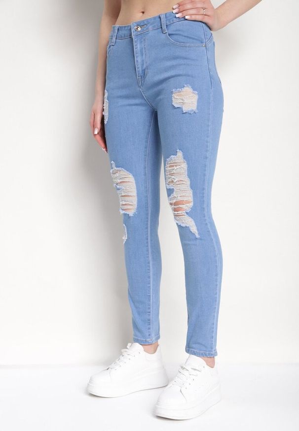 Born2be - Niebieskie Dopasowane Jeansy Push-Up z Przetarciami i Regularnym Stanem Delosia. Okazja: na spotkanie biznesowe, do pracy. Kolor: niebieski. Styl: biznesowy, klasyczny, elegancki