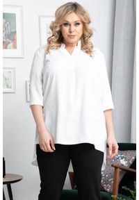 KARKO - Tunika elegancka GOSIA ze stójką dłuższy tył biała PROMOCJA. Okazja: na co dzień. Typ kołnierza: kołnierzyk stójkowy. Kolekcja: plus size. Kolor: biały. Materiał: tkanina, skóra, poliester, materiał, elastan. Długość rękawa: krótki rękaw. Długość: długie. Wzór: gładki, paski, jednolity. Styl: elegancki #1