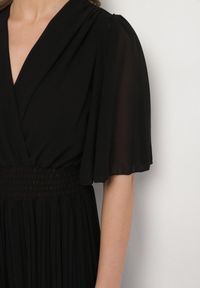 Born2be - Czarny Plisowany Kombinezon o Kopertowym Kroju z Gumką w Talii Ameddie. Okazja: na co dzień. Kolor: czarny. Styl: elegancki, casual #5