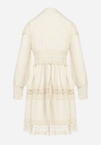 Born2be - Beżowa Sukienka z Koronką i Guzikami przy Dekolcie Thompson. Kolor: beżowy. Materiał: koronka. Wzór: koronka #5