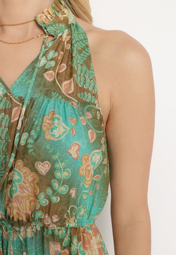 Born2be - Zielona Taliowana Sukienka w Kwiaty z Gumką w Pasie i Wiązaniem przy Szyi Lusaria. Okazja: na co dzień. Kolor: zielony. Materiał: skóra. Długość rękawa: bez rękawów. Wzór: kwiaty. Sezon: wiosna, lato. Styl: casual, elegancki, boho