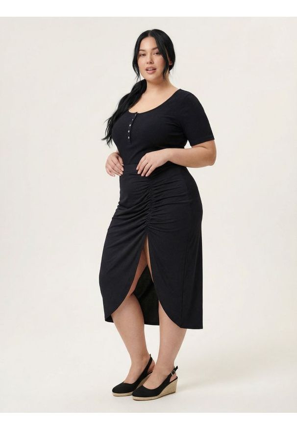 Sinsay - Spódnica midi z marszczeniem i rozcięciem Plus Size - czarny. Kolekcja: plus size. Kolor: czarny