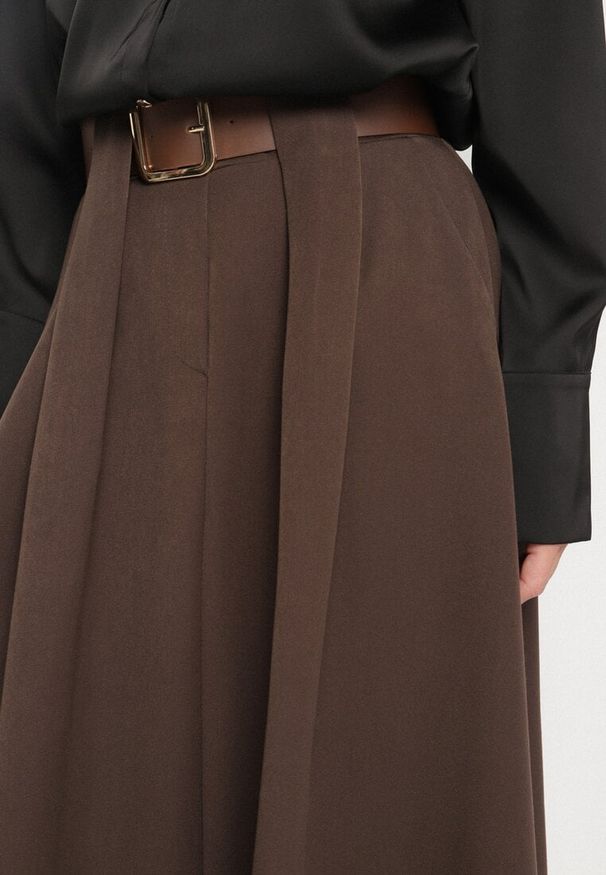 Born2be - Brązowa Rozkloszowana Spódnica z Wiskozą Zdobiona Paskiem z Klamrą Tinevia. Okazja: na co dzień, do pracy. Kolor: brązowy. Materiał: wiskoza. Wzór: aplikacja. Styl: casual, elegancki, klasyczny