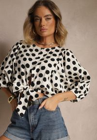 Renee - Biało-Czarna Bluzka z Wiskozy Nietoperz z Wiązaniem w Kropki Divia. Okazja: na co dzień. Kolor: czarny. Materiał: wiskoza. Wzór: kropki. Styl: elegancki, casual #3