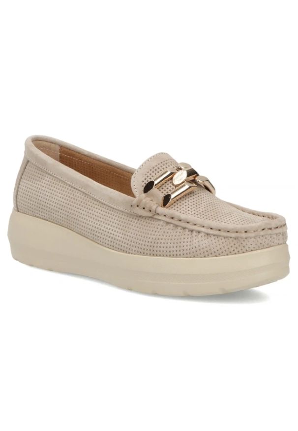 Skórzane mokasyny na koturnie beżowe Filippo DP7652. Kolor: beżowy. Materiał: skóra. Wzór: aplikacja. Obcas: na koturnie