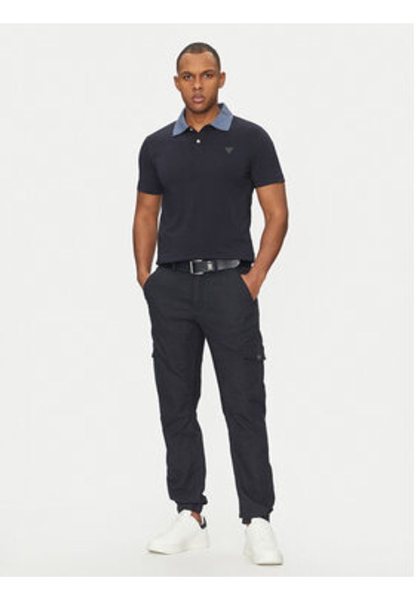 Guess Spodnie materiałowe M5RB54 WGXY1 Granatowy Slim Fit. Kolor: niebieski. Materiał: bawełna