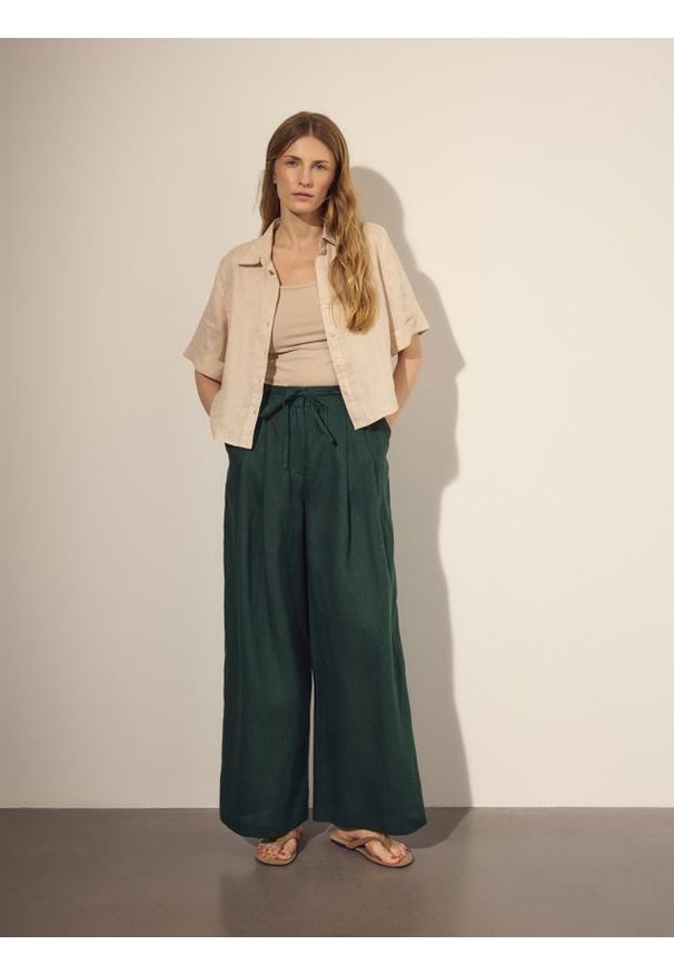 Reserved - Lniane spodnie z wiązaniem - zielony. Kolor: zielony. Materiał: len