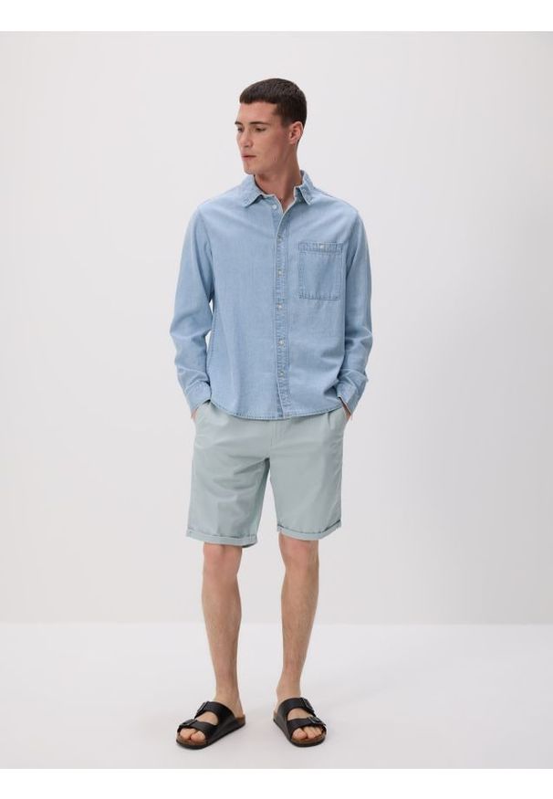 Reserved - Szorty chino slim - jasnoniebieski. Kolor: niebieski. Materiał: bawełna, tkanina