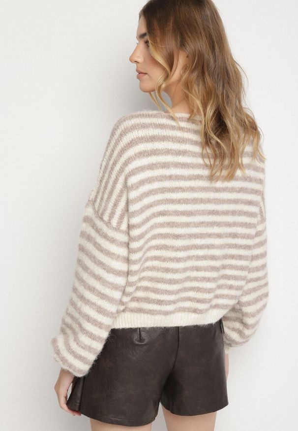 Born2be - Beżowy Kardigan z Wełną w Paski o Nietoperzowym Fasonie Fesmera. Okazja: na co dzień. Typ kołnierza: dekolt w serek. Kolor: beżowy. Materiał: wełna. Wzór: paski. Styl: casual