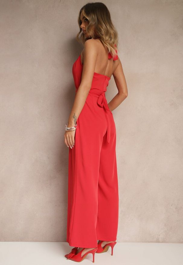 Renee - Czerwony Kombinezon o Taliowanym Kroju z Dekoltem Halter i Wiązanym Paskiem Malisena. Okazja: na imprezę, na randkę, na co dzień. Kolor: czerwony. Styl: elegancki, casual