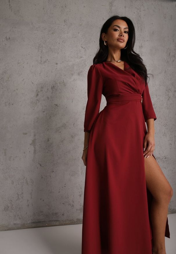 Renee - Bordowa Elegancka Sukienka o Kopertowym Kroju Zdobiona Aplikacją w Talii Zilendra. Kolor: czerwony. Wzór: aplikacja. Typ sukienki: kopertowe. Styl: elegancki