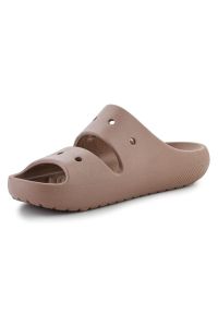 Klapki Crocs Classic Sandal V2 W 209403-2Q9 brązowe. Okazja: na plażę, na co dzień. Kolor: brązowy. Materiał: materiał. Sezon: lato. Styl: casual, klasyczny, wakacyjny #4