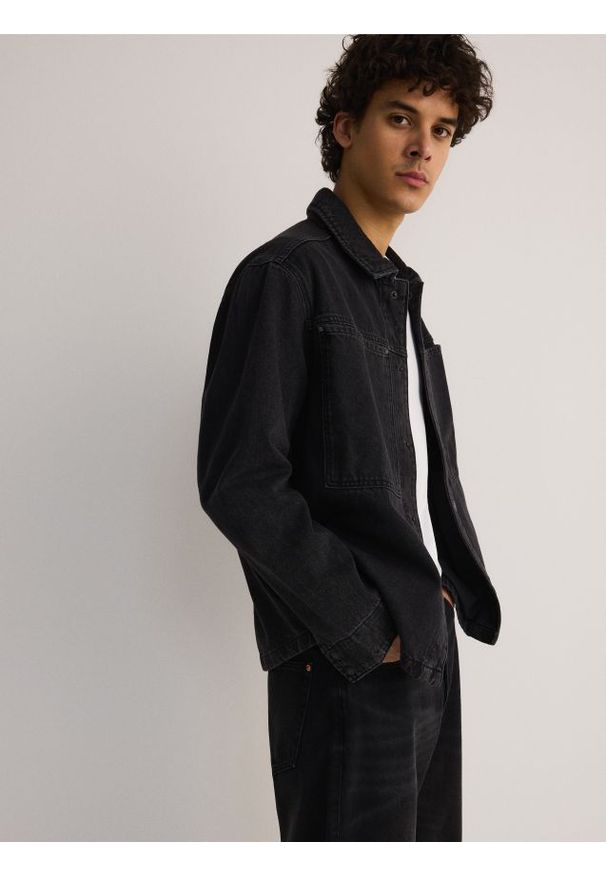 Reserved - Jeansowa koszula regular fit - czarny. Kolor: czarny. Materiał: jeans