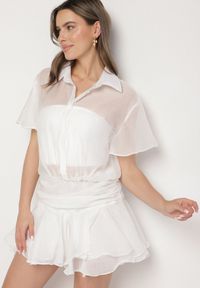Born2be - Biała Koszulowa Sukienka z Krótkim Rękawem i Falbankami Miradira. Okazja: na co dzień. Typ kołnierza: kołnierz z falbankami. Kolor: biały. Długość rękawa: krótki rękaw. Wzór: aplikacja. Typ sukienki: koszulowe. Styl: klasyczny, elegancki, casual