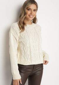 Born2be - Jasnobeżowy Sweter z Wełną Ściągaczem i Tłoczeniem Riavonnae. Okazja: na co dzień. Kolor: beżowy. Materiał: wełna. Styl: wizytowy, klasyczny, casual, elegancki #7