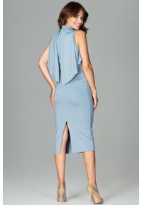 Lenitif - Dopasowana sukienka midi z doszytą pelerynką niebieska. Kolor: niebieski. Typ sukienki: ołówkowe, dopasowane. Styl: elegancki. Długość: midi #2