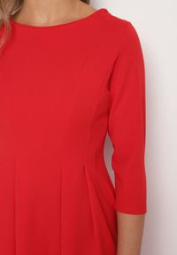 Born2be - Czerwona Rozkloszowana Sukienka Ozdobiona Przeszyciami Reamira. Okazja: na co dzień. Typ kołnierza: dekolt w łódkę. Kolor: czerwony. Wzór: aplikacja. Styl: casual, elegancki #5