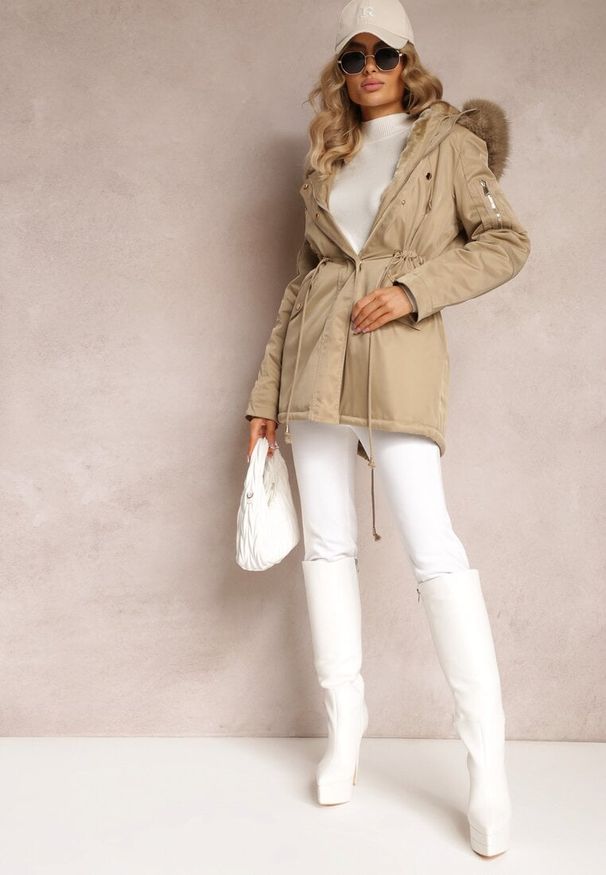 Renee - Beżowa Kurtka Parka z Kapturem i Ozdobnym Futerkiem Dioneta. Okazja: na co dzień. Typ kołnierza: kaptur. Kolor: beżowy. Materiał: futro. Długość: długie. Styl: casual, elegancki