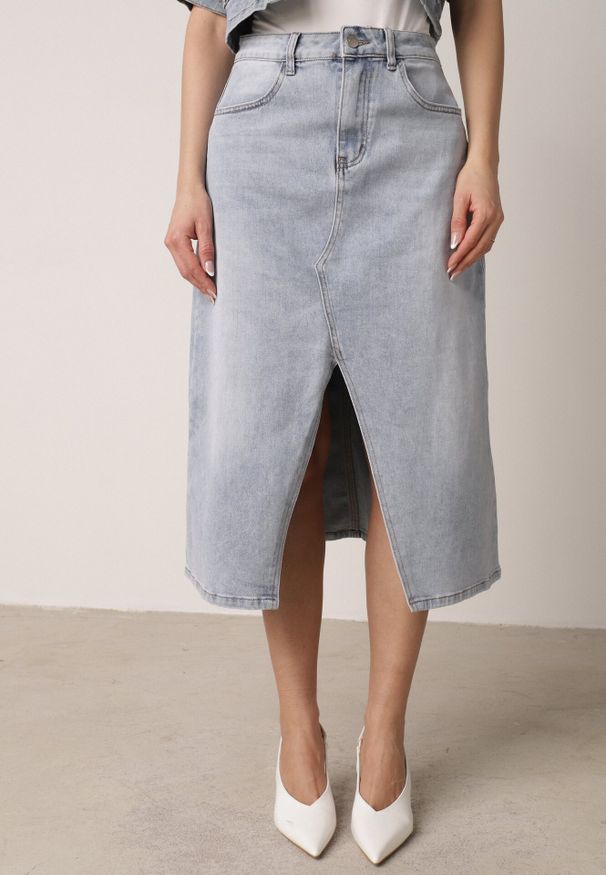 Born2be - Niebieska Jeansowa Spódnica z Bawełną Wysokim Stanem i Rozcięciem z Przodu Cannate. Okazja: na co dzień. Stan: podwyższony. Kolor: niebieski. Materiał: bawełna, jeans. Styl: casual