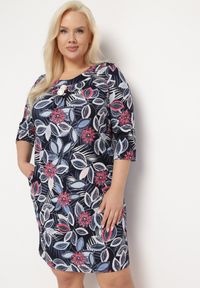 Born2be - Granatowa Sukienka Trapezowa z Okrągłym Dekoltem i Kwiatowym Wzorem Aseliasa. Kolekcja: plus size. Kolor: niebieski. Wzór: kwiaty. Typ sukienki: trapezowe