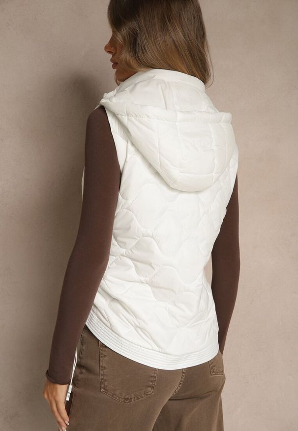 Renee - Biała Kamizelka z Odpinanym Kapturem i Pikowanym Wzorem Tiozarе. Okazja: na co dzień. Kolor: biały. Materiał: jeans. Sezon: jesień. Styl: casual