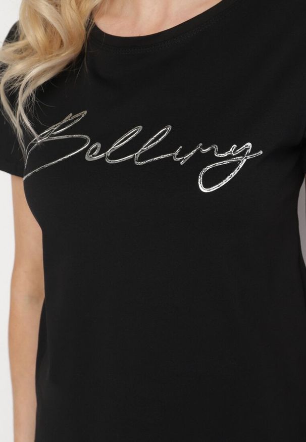 Born2be - Czarny Bawełniany T-shirt z Ozdobnym Napisem Virretis. Okazja: na co dzień. Kolor: czarny. Materiał: bawełna. Wzór: napisy. Styl: klasyczny, casual