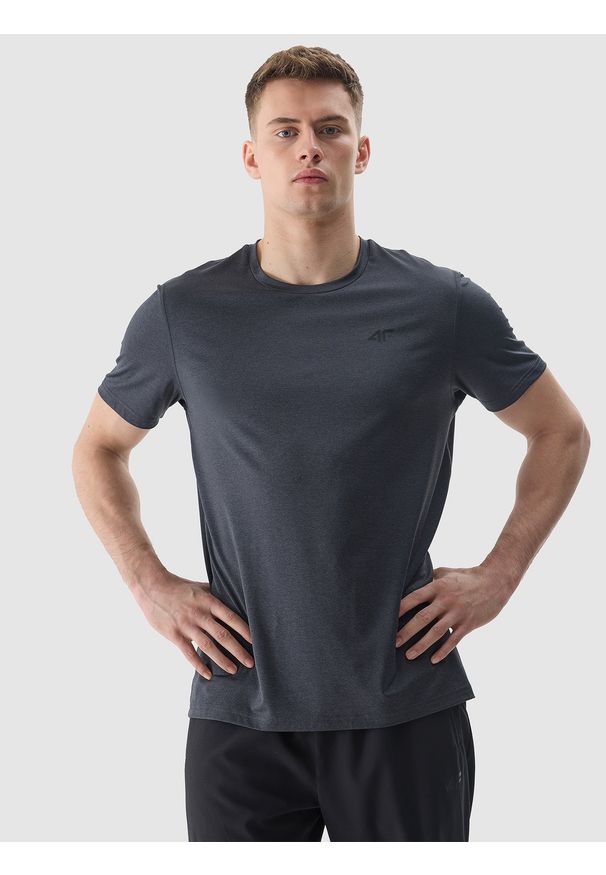 4f - Koszulka treningowa regular z materiału z recyklingu męska - głęboka czerń. Kolor: czarny. Materiał: materiał. Długość rękawa: krótki rękaw. Długość: krótkie. Wzór: ze splotem, jednolity, gładki. Sport: fitness