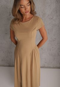 Renee - Beżowa Rozkloszowana Sukienka z Wiskozy z Modelującymi Przeszyciami Meteia. Okazja: na spacer. Kolor: beżowy. Materiał: wiskoza. Sezon: lato. Typ sukienki: rozkloszowane. Styl: wakacyjny #4