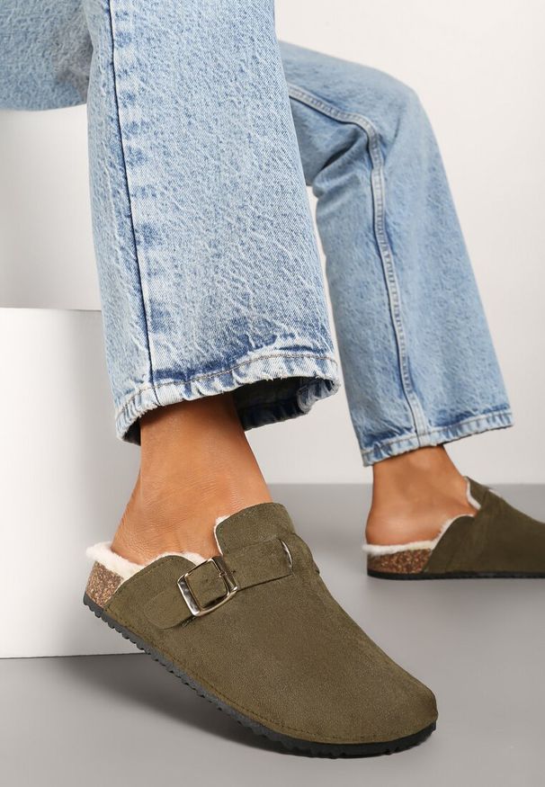 Born2be - Zielone Płaskie Kapcie z Futerkiem Paskiem i Klamrą Lorninnia. Okazja: do domu. Zapięcie: klamry. Kolor: zielony. Materiał: futro. Wzór: paski