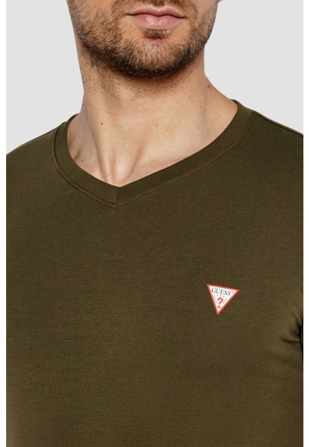 Guess - GUESS Zielony męski t-shirt z małym logo, Rozmiar XL. Okazja: na co dzień. Typ kołnierza: dekolt w serek. Kolor: zielony. Materiał: elastan, bawełna. Długość rękawa: krótki rękaw. Długość: krótkie. Styl: casual, elegancki, klasyczny