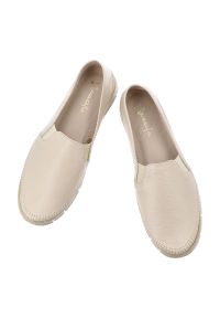 Półbuty damskie Maciejka, cholewka ze skóry naturalnej gładkiej wsuwany fason elastyczne wstawki po bokach widoczne przeszycia wokół noska gruba jedn. Okazja: na co dzień. Kolor: beżowy. Materiał: skóra. Szerokość cholewki: normalna. Wzór: gładki. Styl: casual, elegancki #7