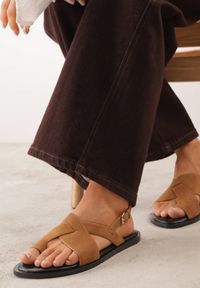 Renee - Jasnobrązowe Sandały VICES z Paskami w Kształcie X i Paskiem na Duży Palec Prisedice. Zapięcie: pasek. Kolor: brązowy. Materiał: zamsz. Wzór: paski. Sezon: lato. Styl: street #8