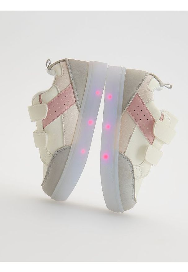 Reserved - Sneakersy ze świecącą podeszwą - złamana biel. Materiał: skóra