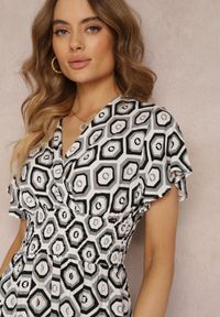 Renee - Szara Kopertowa Sukienka Mini z Gumką w Talii z Wiskozy Samata. Kolor: szary. Materiał: wiskoza. Długość rękawa: krótki rękaw. Sezon: lato, wiosna. Typ sukienki: kopertowe. Długość: mini