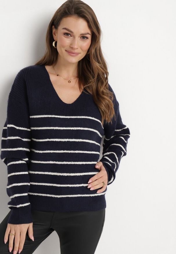 Born2be - Granatowy Pasiasty Sweter z Dekoltem w Serek Zdobiony Cekinami Tegiop. Typ kołnierza: dekolt w serek. Kolor: niebieski. Wzór: aplikacja