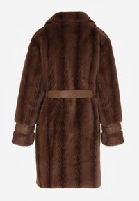 Born2be - Brązowy Futrzany Płaszcz z Wiązanym Paskiem i Ozdobnymi Sprzączkami Felryna. Okazja: na co dzień. Kolor: brązowy. Materiał: futro. Styl: klasyczny, casual, elegancki #6
