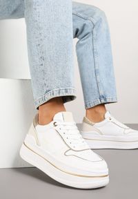 Born2be - Biało-Złote Sneakersy na Grubej Podeszwie z Napisem i Brokatem Odivena. Okazja: na co dzień. Kolor: biały. Materiał: jeans. Wzór: napisy