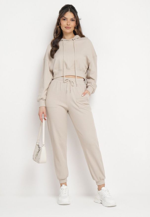 Born2be - Beżowy Komplet Dresowy Bluza z Kapturem i Spodnie Joggery Famiana. Kolor: beżowy. Materiał: dresówka
