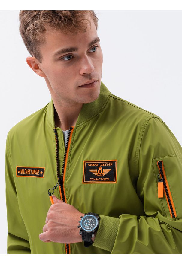 Zielona kurtka Ombre Clothing na wiosnę