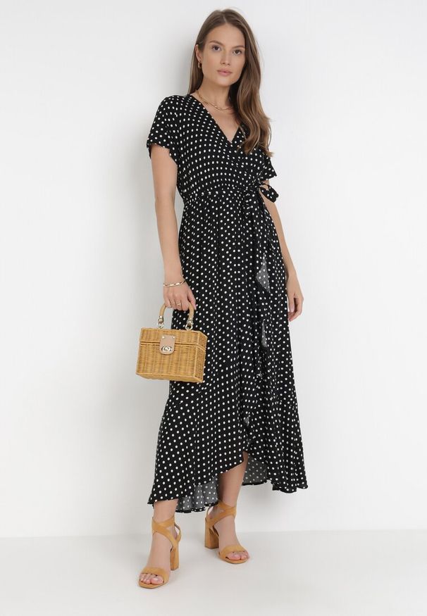 Born2be - Czarna Sukienka Echosia. Kolor: czarny. Materiał: materiał. Długość rękawa: krótki rękaw. Wzór: kropki. Typ sukienki: kopertowe. Długość: maxi