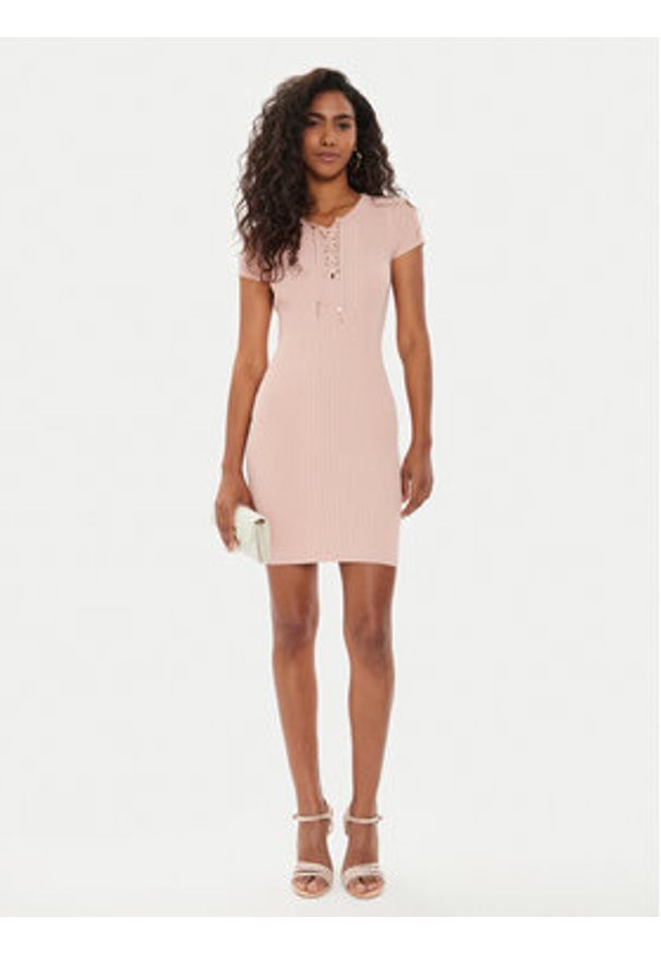 Guess Sukienka dzianinowa W4YK06 Z2V62 Różowy Bodycon Fit. Kolor: różowy. Materiał: wiskoza. Typ sukienki: bodycon